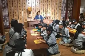 长知识了，原来古代的校服叫“青衿”，没想到古人上学也要穿校服图片