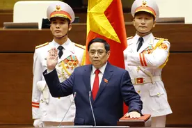 中方应邀访越，越南最高规格接待，有红毯鲜花，范明政率高官接机图片