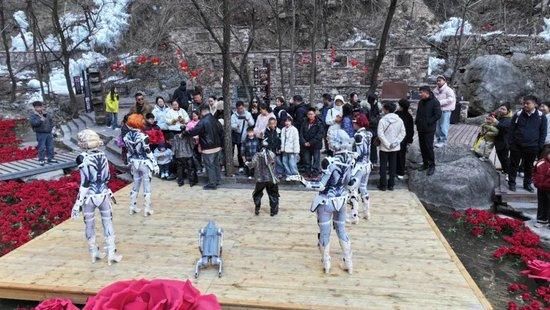 春晚机器人跑到太行山跳舞！太行大峡谷这次真的“潮”出圈了