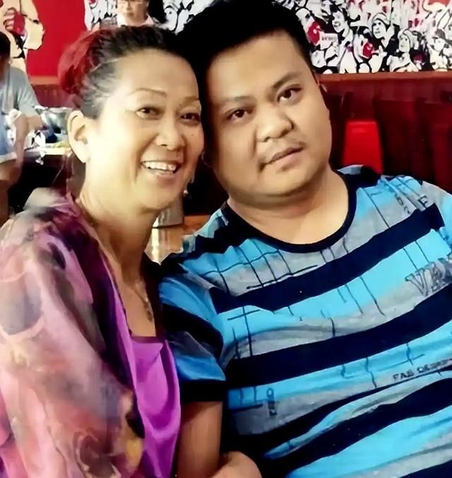 2003年，湖南小伙爱上二婚，还大他24岁的大妈，恋爱21年如今咋样