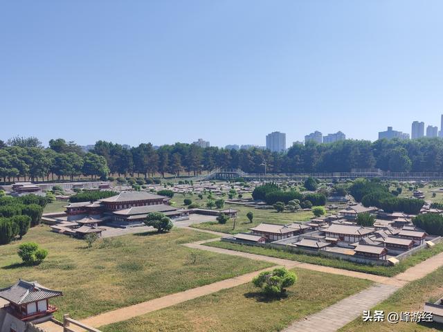 大明宫遗址公园，虽早已沦为废墟，仍可见当年的辉煌