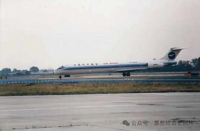 2002年，北京首都机场的飞机