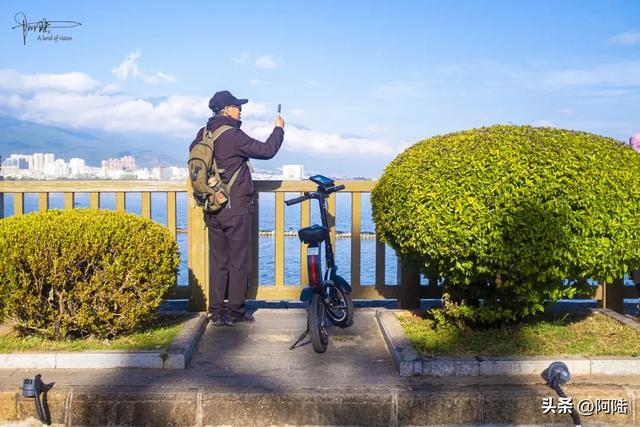 在洱海边偶遇最“潮”老头，粉色坐驾堪称是大理最靓丽的风景线