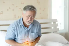 胃痛烧心是心梗的前兆？医生：身体出现这4种异常，赶紧去医院图片