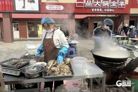 青岛准“00后”夫妻携手辞职创业 在泊里大集开店卖羊汤传承家族手艺图片