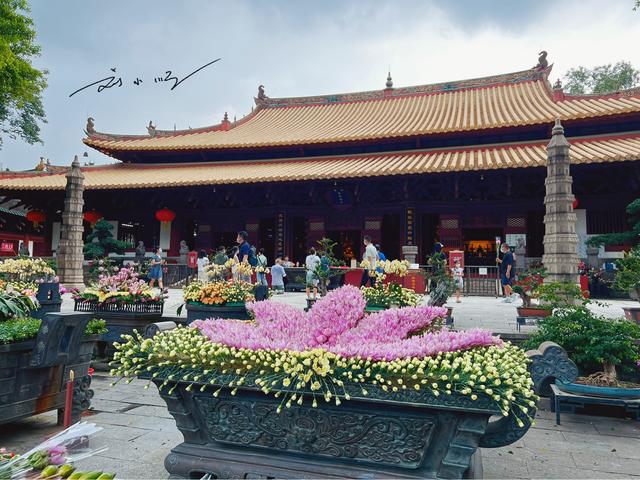 广州这座著名寺庙“好特别”：访客不能烧香，都用鲜花来献佛？