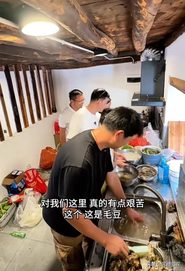 原以为金哥邀请村长是要共宿山间,却不知他们早把舒适搬去了酒店