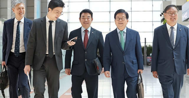 韩国特使团抵达北京，下飞机的第一句话不简单，中方回应很干脆，当着韩方代表的面，王毅特意点出一件事