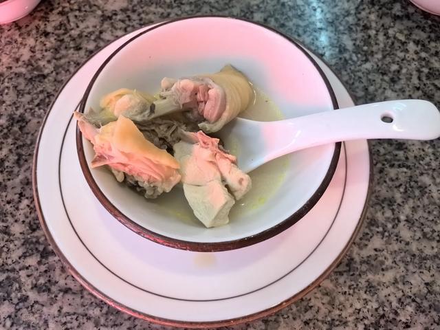榴莲壳花胶煲猪肚 榴莲壳花胶煲猪肚的做法