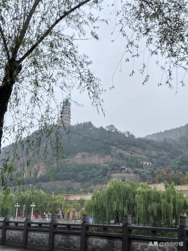 延安宝塔区有宝塔和众多革命纪念地，部分路段停车不便，吃了饸饹
