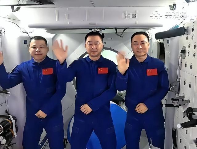 1毫米碎片击穿	，中国不敢赌，航天员紧急换车，神舟20带伤回地球