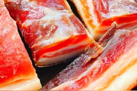 冰箱中放了一年的腊肉和香肠，扔还是吃？看完后赶紧提醒身边人！图片