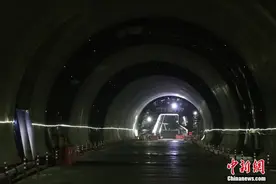 世界最长高速公路隧道在新疆贯通图片