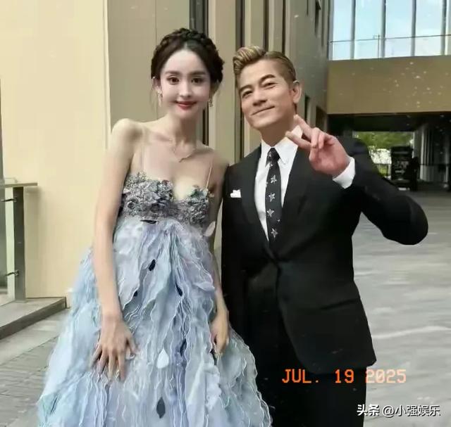 难怪郭富城主动求合照！这女人一身风情杀疯，网友：我看了都迷糊