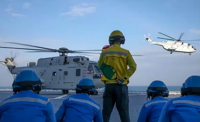 中俄联手绕岛巡航：这波“围岛”操作，把日本彻底整紧张了