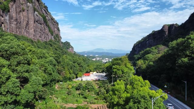 一睹金鸡岭，十年不看山？