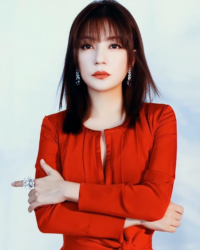 黄晓明公开点名才几天，赵薇近况接连曝光，有一点4年前就注定