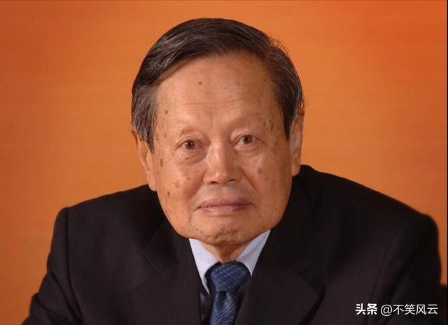 杨振宁葬礼结束，盖国旗完成夙愿不到48小时，恶心的一幕就出现了