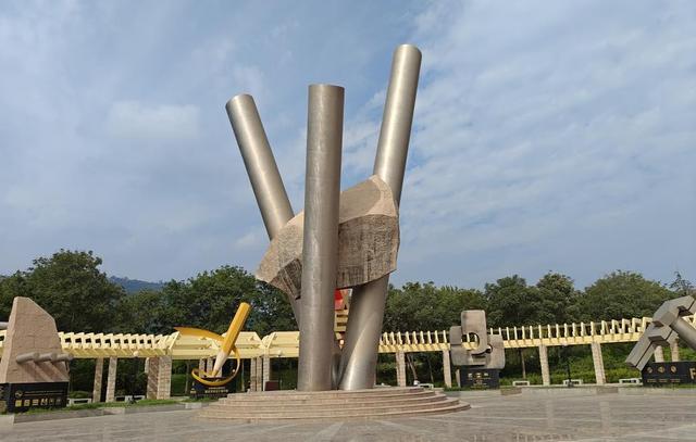 8月14日 星期四 游览河南小浪底枢纽工程风景区 （小学俊男）