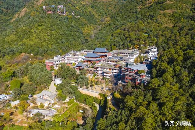 《徐霞客游记》中两次提及的报恩寺就在大理鸡足山上，但路况堪忧