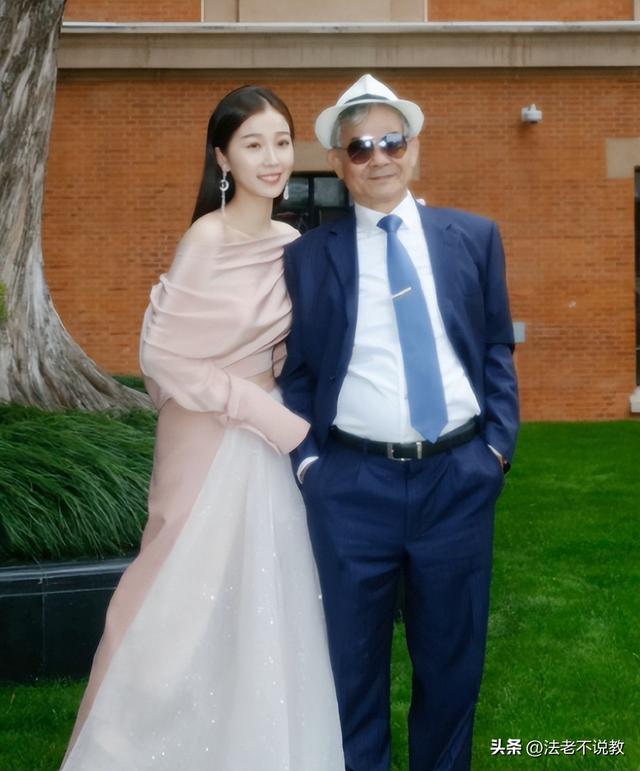 拔出萝卜带出泥！“诅咒”袁隆平，贪污15亿的她，这次惹众怒了！