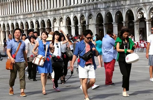 继德国之后，英国也开始贴出“中文标语”？中国游客：不能够接受