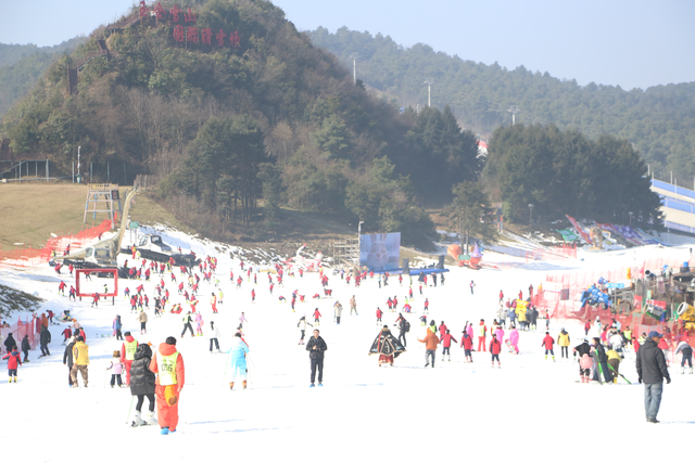 网络达人化身童话NPC，沉浸式打卡玉舍雪山滑雪场