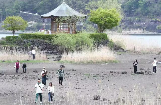 富士山小镇的天塌了！人来了，水又没了