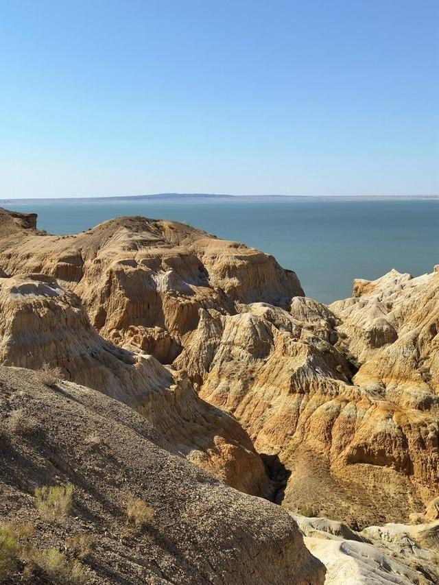 游新疆乌伦古湖海上魔鬼城