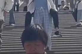 大力女子背着老公下山，老公娇弱靠肩上引人围观，一看娃绷不住了图片