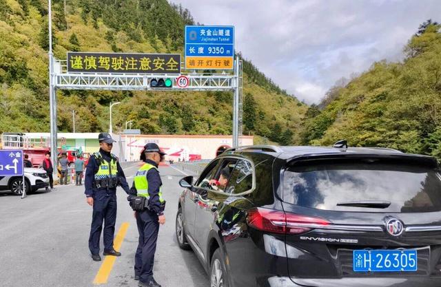 双节假期宝兴接待游客超31万人次 文旅市场“热力全开”