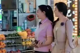 陈梦和妈妈手挽手逛街，陈妈个子高挑气质超好母女同框好美好养眼图片