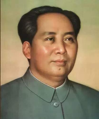 天安门城楼上，为何不悬挂毛主席的照片	，反而要挂毛主席的画像?