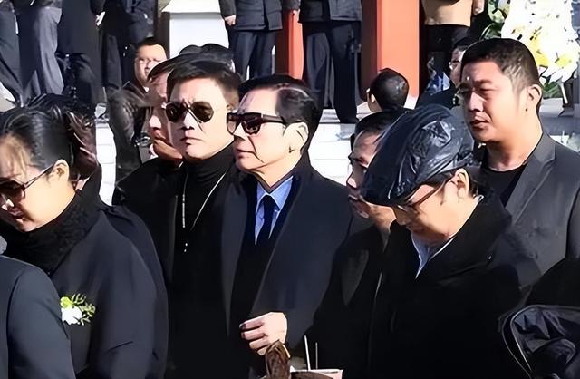 一场追悼会，戳穿向华强夫妇在香港的真实地位	，原来李连杰没说谎