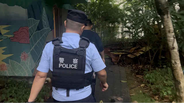 6岁女童溺毙于云南酒店戏水池，水深不到她膝盖，“多人拖拽不动”，妈妈第一时间施救却眼睁睁看着女儿离世