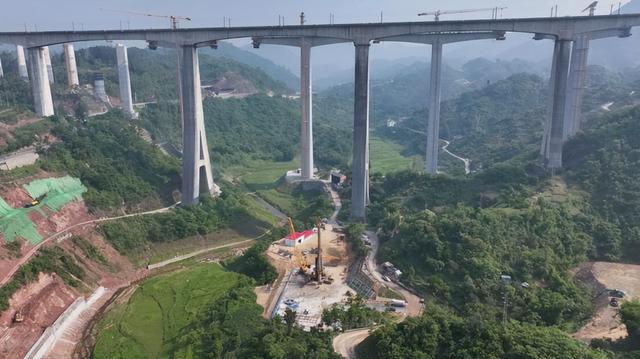 中国高铁为何放着平地不走，而选择建造高架桥？