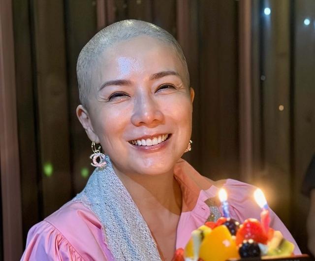 香港知名女星乳腺癌复发，头发掉光裹头巾出镜，做按摩发现病情