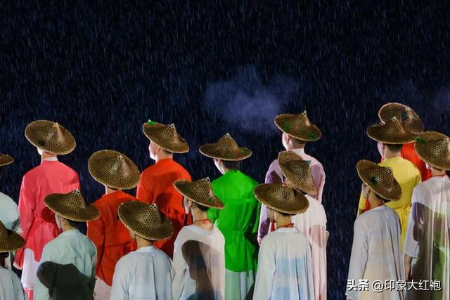 火力全开！印象大红袍上演一夜四场，雨打不散的热爱！