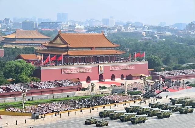 中国阅兵新装备让外媒“大吃一惊”