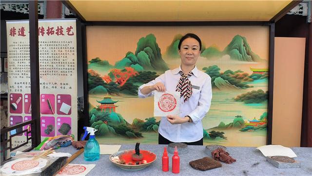 黄粱梦吕仙祠景区讲解员体验非遗传拓技艺