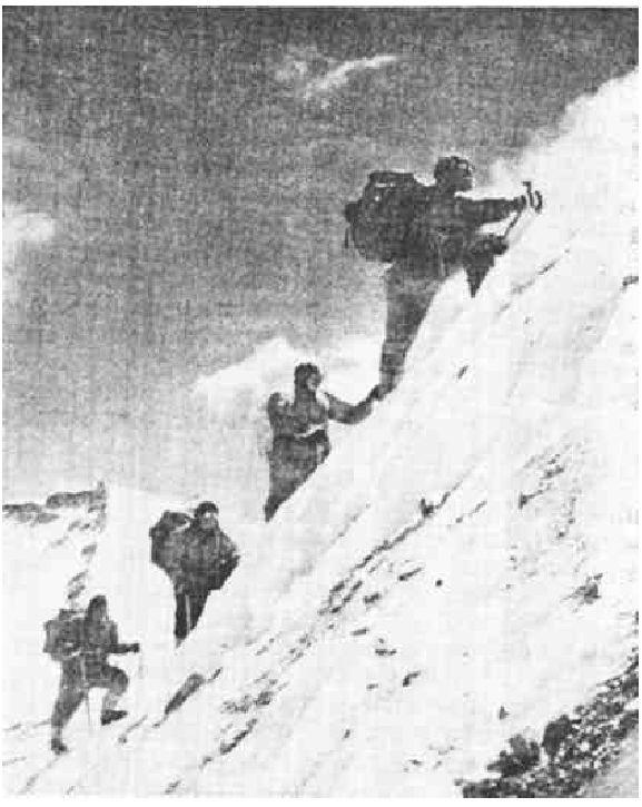 老照片：我国男女登山运动员壮志凌云攀登世界最高峰
