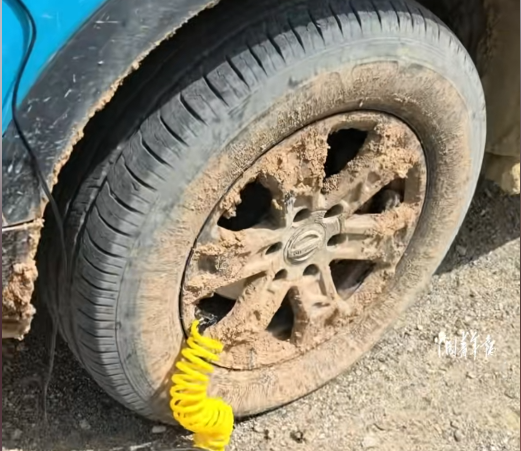青海扎胎后续：三车12胎全爆，惯犯专挑荒郊野外下手，只坑自驾游