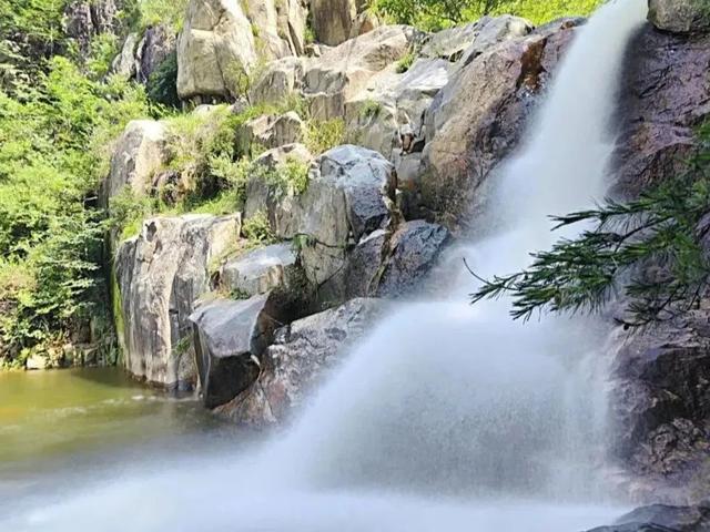 济南深山里藏着一个彩石溪，人少景美，溪流、瀑布等尽是原生态！