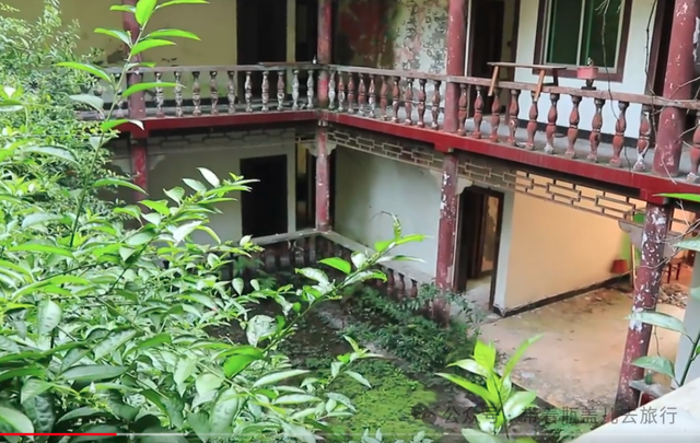 重庆山谷中荒废的景区，杂草丛生空无一人，探险者忠告别一个人来