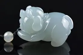 佩戴翡翠猪，寓意着财运亨通，财富不断图片