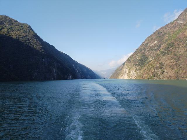 鄂渝行第四天（上）：小红船换小白船，从巫山到巴东