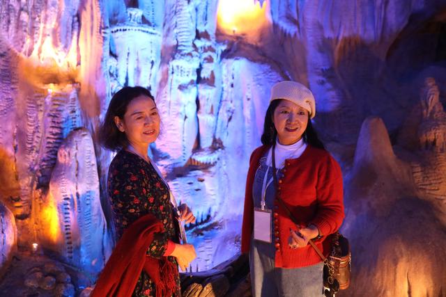 巴山大峡谷秋意浓，今年首趟跨省“环秦岭”赏秋银发旅游专列开行