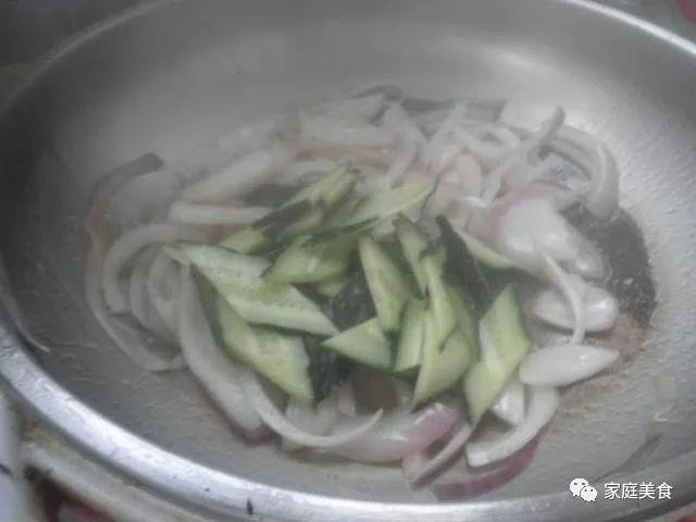 洋葱和“它”炒一炒，比肉还香，2天吃一顿，肠道轻松更苗条！