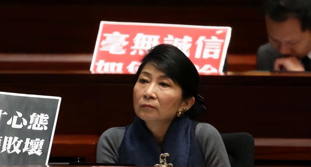苍天饶过谁！拒唱国歌否认中国籍，俩儿子落户国外，她现状如何？