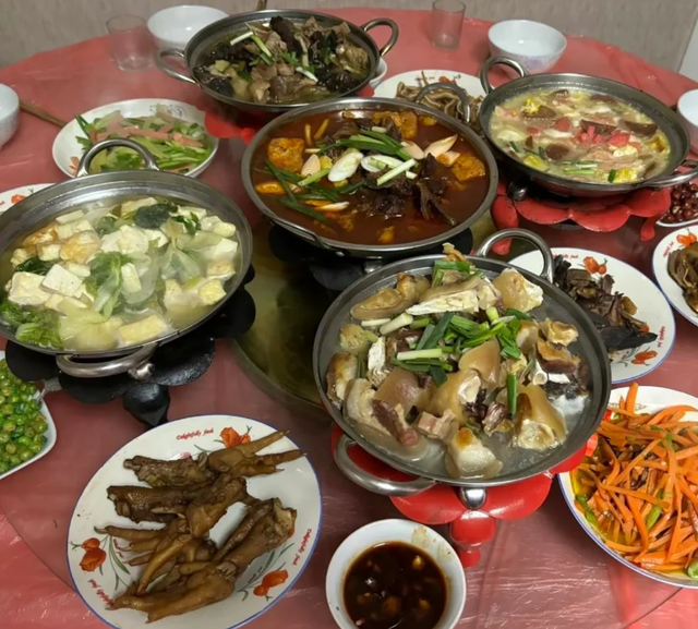 安徽一家六口的午餐饭火了，直接放锅子吃，网友：氛围感真强